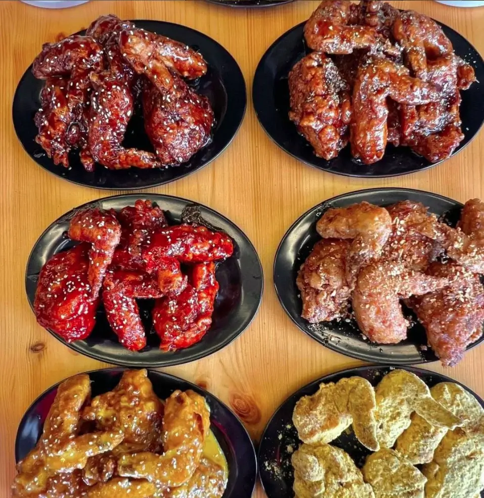 Wings with extra spicy in plates, a menu of master buffalo philippines resturant.